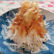 大根のシャキシャキとじゃこのカリカリ、合わせてパリパリと食べる遊膳の人気サラダ。約12種類の食材を使用したオリジナルドレッシングが美味しと評判です。
