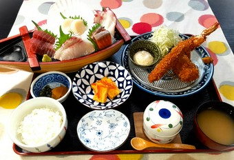 お刺身の船盛と大えびフライとカニクリームコロッケ定食