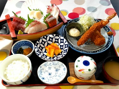 お刺身の船盛と大えびフライとカニクリームコロッケ定食