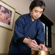 常に「お客様が今何をお望みなのか」を考えながら、サービス・料理・雰囲気の改善に努めています。「美味しかった」「お腹いっぱい」と言っていただけることが、なによりの喜び。細やかな気配りを心かげています。