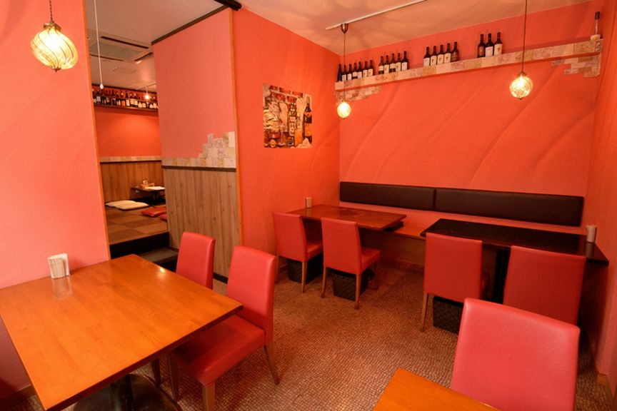 落ち着きあるサーモンピンクの壁が印象的