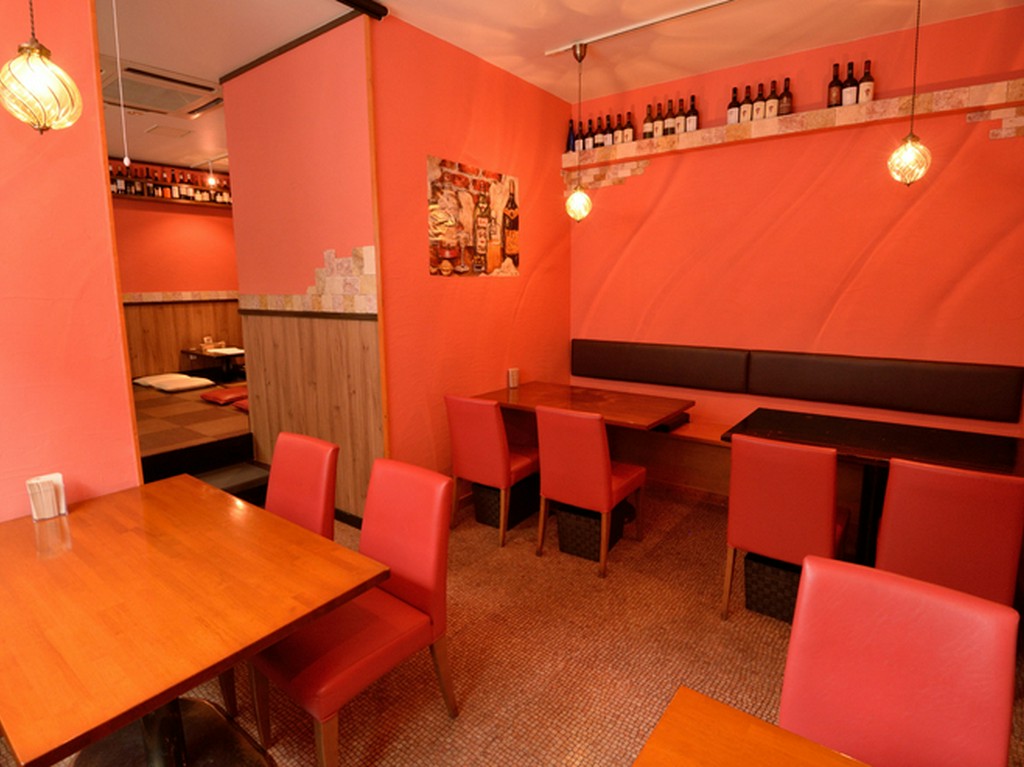 落ち着きあるサーモンピンクの壁が印象的