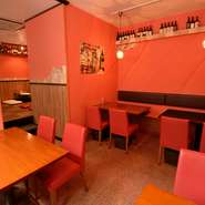 明るくも落ち着きあるトーンで統一させたサーモンピンクが目を引く店内。テーブル席のほかに、20名が入れる掘りごたつ席と、カウンター席があります。デート、グループ、1人での食事など様々なシーンに対応。