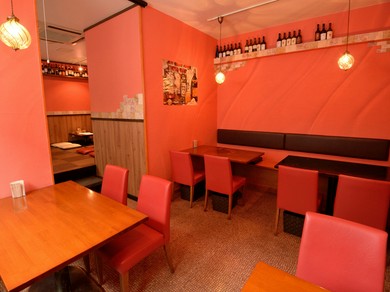 落ち着きあるサーモンピンクの壁が印象的