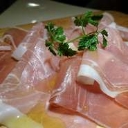 １２ヶ月熟成のイタリアぱるま産の生ハムを使用してます！
オリーブオイルをたっぷり使用しワインのお供に！