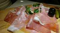 12ヶ月熟成のイタリアぱるま産の生ハムを使用してます!
オリーブオイルをたっぷり使用しワインのお供に!
