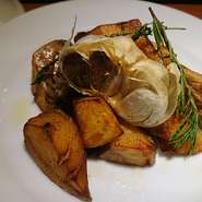 皮付きのジャガイモを蒸しあげてからオリーブオイルで揚げ最後にフライパンでソテーする手の込んだポテトフライです！