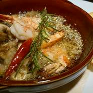 スペイン料理の鉄板メニュー！
付け合わせのメルバトーストをオイルに浸して召し上がれ！