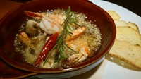 スペイン料理の鉄板メニュー!
付け合わせのメルバトーストをオイルに浸して召し上がれ!