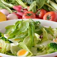 週替わりの旬の野菜が味わえる特製サラダ。ドレッシングはニンジンとタマネギが入って、こちらも野菜たっぷり。