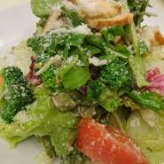 イタリアンでは定番のサラダ！
たっぷりチーズと、さくさくクルトンがたまりません！