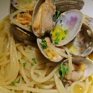 ボンゴレとわイタリア語でアサリの意味！
活アサリにこだわった我が家のボンゴレをトマトソースかオイルソースでお選びください。