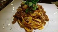 例えば、100%和牛のラグーソース フェットチーネ(手打ち)、とか・・・
詳しくは店内で。