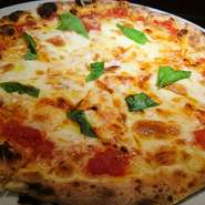 女王様の名を持つモッツァレラチーズとバジルのピッツァ！
サクサクもちもちの自慢の生地で人気のピッツァです！