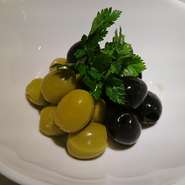 ブラックオリーブとグリーンオリーブをオリーブオイルでマリネしました。