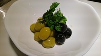 ブラックオリーブとグリーンオリーブをオリーブオイルでマリネしました。