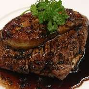 『牛フィレ肉のロッシーニ』やジビエ系の食材など、
素材も常に入れ替えて飽きさせません！

詳しくは店内で。