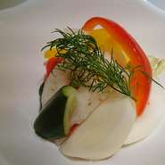 季節の野菜をフルーツビネガーで漬け込み優しい味わいに！