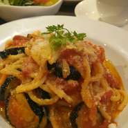 ２種類のソースからお選びください。
詳しくは店内で！

サラダ・パスタ・ドルチェ