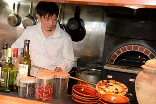 焼きたて熱々を堪能できる窯焼きピッツァ