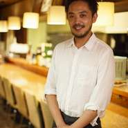 店主の後ろが「カウンター席」です。お喋り好きな店主がお一人様大歓迎でおもてなしいたします！ぜひお気軽にお越しください。