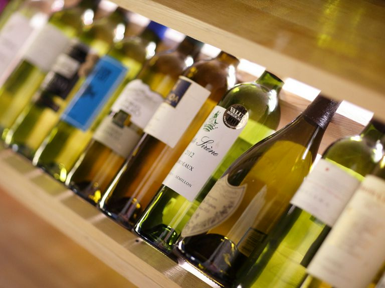 豊富に揃ったワインやスパークリングワインで楽しむ肉料理の数々