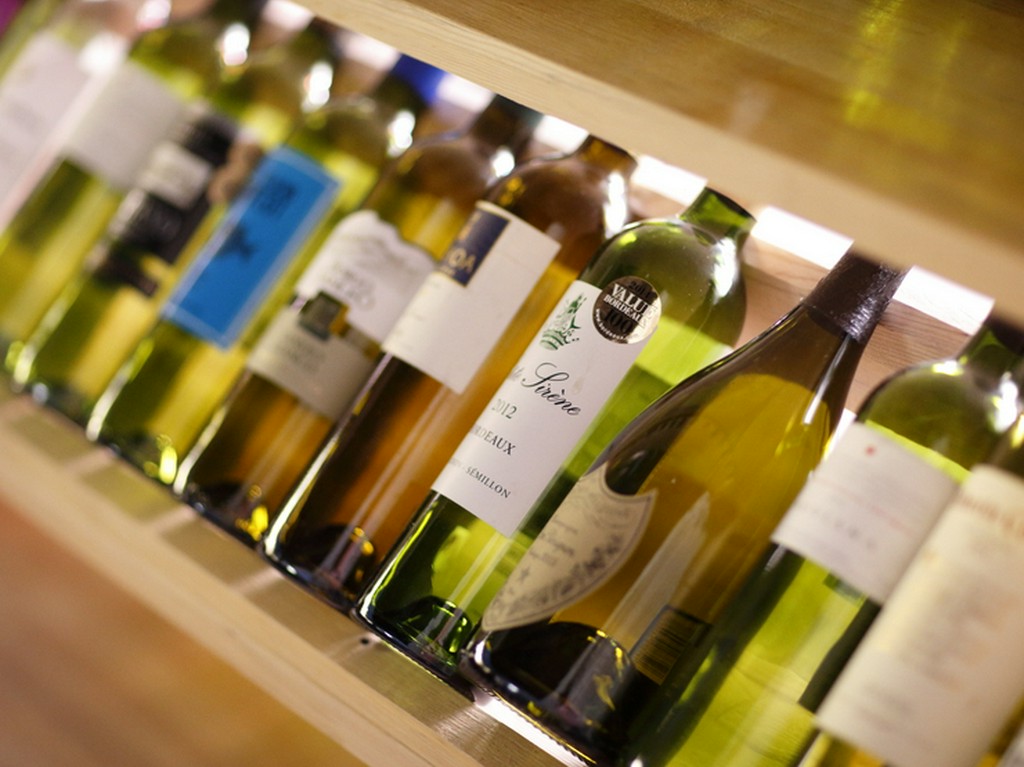 豊富に揃ったワインやスパークリングワインで楽しむ肉料理の数々