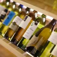 肉料理に合うワイン、スパークリングワインがバラエティ豊かに揃っています。日本酒もよいけれど、ワインと共に楽しむ炭火焼きも乙なもの。おいしい料理をより一層おいしくいただけます。