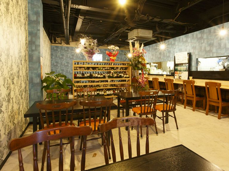 ゆったりとした時間を過ごせる居心地のよい洋風なつくりの店内