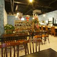 店内は天井が高く、広々としたスペースとなっており、ゆっくりとした時間を過ごせます。和食がメインの居酒屋ながら、洋風でおしゃれなつくりは、デートにも好評。