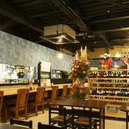 カウンター席もあり、スタッフとの会話も楽しめます。26時まで営業されており駅からも徒歩圏内なので仕事帰りでも立ち寄りやすく、1人の時間を満喫したい時におすすめです。