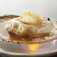 ほたては三陸沖のものを中心に、各地のものが毎日入荷されています。お米は地元の岩手県産、野菜も地元産のものがメインの新鮮野菜にこだわった仕入れ。岩手県の海の幸、山の幸が堪能できます。