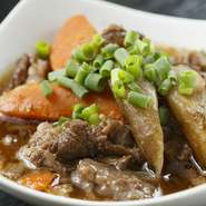 丁寧にじっくりと煮込まれているので、柔らかくてとても美味。人参とごぼうも一緒に煮込まれており、コラーゲンもたっぷりで女性に人気の一品です。お酒にもご飯にも合う万能メニュー。