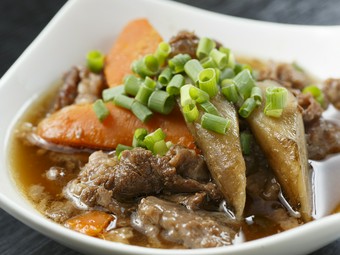 仕込みに手間暇かけて丹精込めてつくられた『牛スジ煮込み』