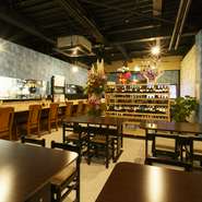 和のメニューが中心ながら、店内は洋風の広々としたスペースをなっています。50人までの宴会に対応可能ですので、大人数での集まりにご利用ください。飲み放題付きの宴会メニューもご用意しております。