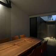 接待や商談などビジネスシーンで利用できる6名用個室。華美な装飾など甘さを極力引いた気持ちの良い空間となっています。もちろん、お子様連れのファミリーや、女子会など幅広い用途に利用可能です。