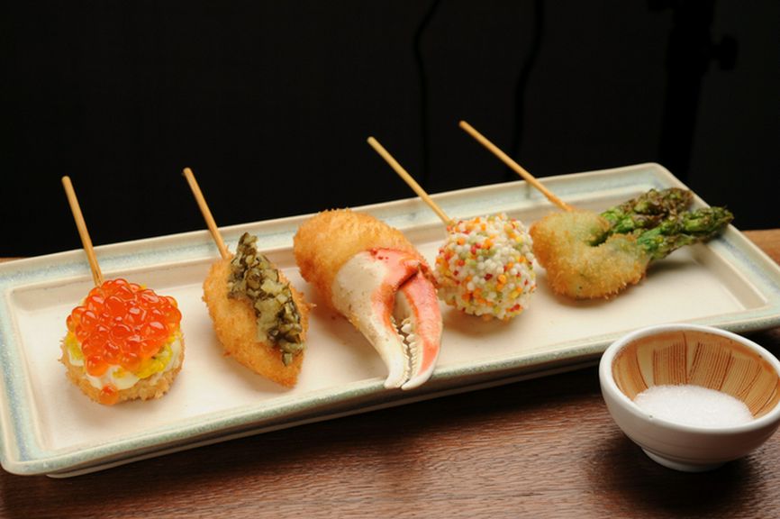 ゆったりとしたカウンター席は一人でも気兼ねなく