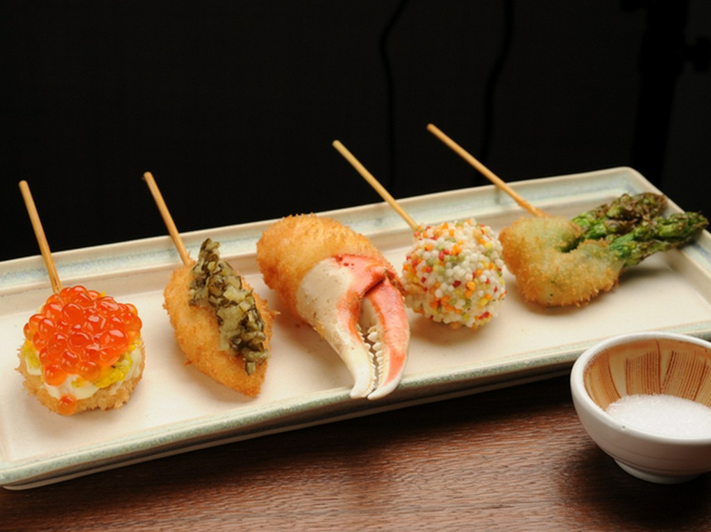 ゆったりとしたカウンター席は一人でも気兼ねなく