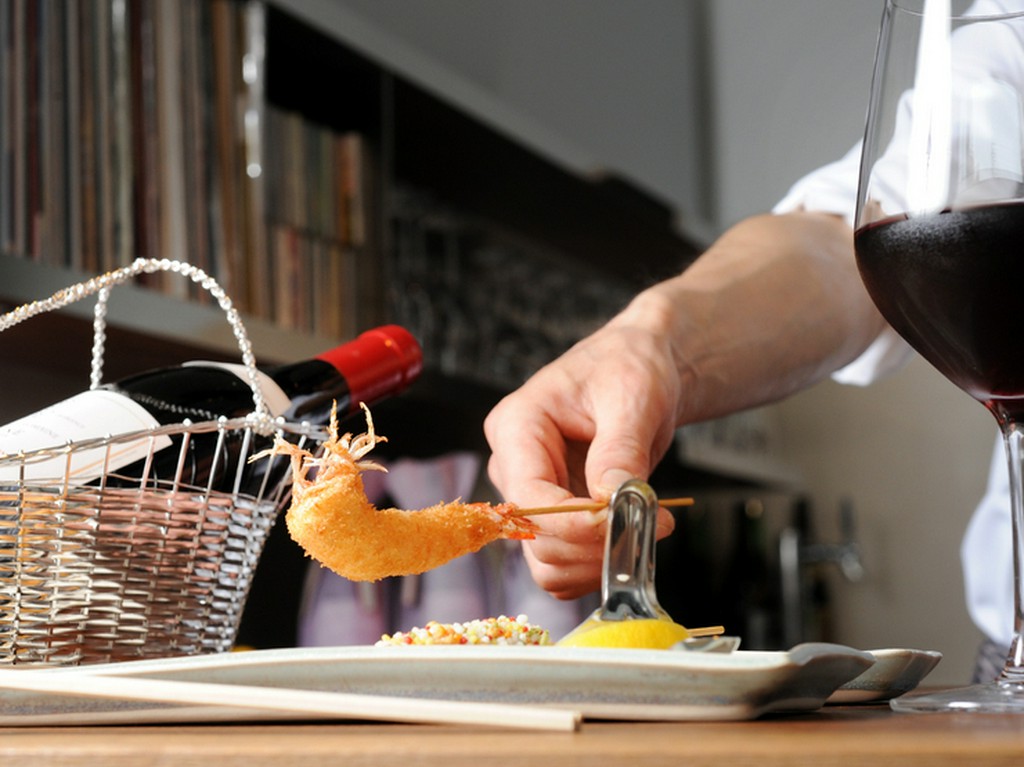 絶妙なタイミングで出される串揚げの美味しさを満喫！