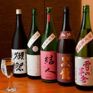 小さな酒蔵の純米酒を中心に厳選された日本酒が多数そろっています。季節限定品や珍しいものまで、米の旨み・甘さなどがよくわかるお酒は、焼き鳥にぴったり。香りを楽しめるようにワイングラスで提供してくれます。