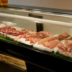 新鮮な串が並ぶショーケース。厳選地鶏の焼き鳥を満喫