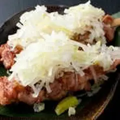 希少部位を味噌とねぎの風味で堪能する『せせり』