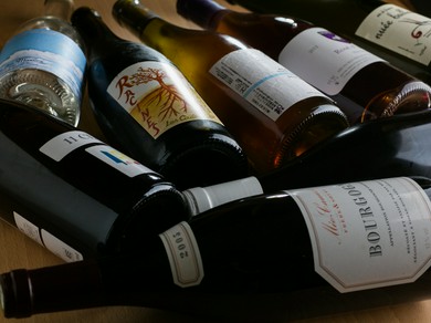 ヴァン・ナチュール（自然派ワイン）を中心とした、スパークリングワイン、白ワイン、赤ワイン、シェリー酒