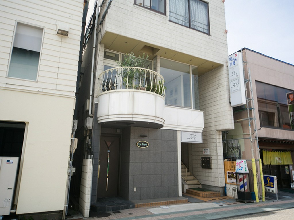 オリーブやユーカリが風に揺れる鉢植えのあるバルコニーが目印