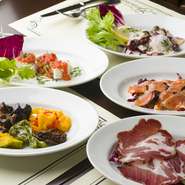 季節によって変わるメニューです。色々な食材を小皿で出すのは南イタリアによくあるスタイル。