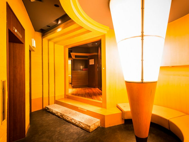 間接照明を取り入れた、ラグジェアリーな空間です