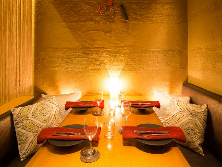 落ち着いた雰囲気の個室を、ご用意させていただきます。