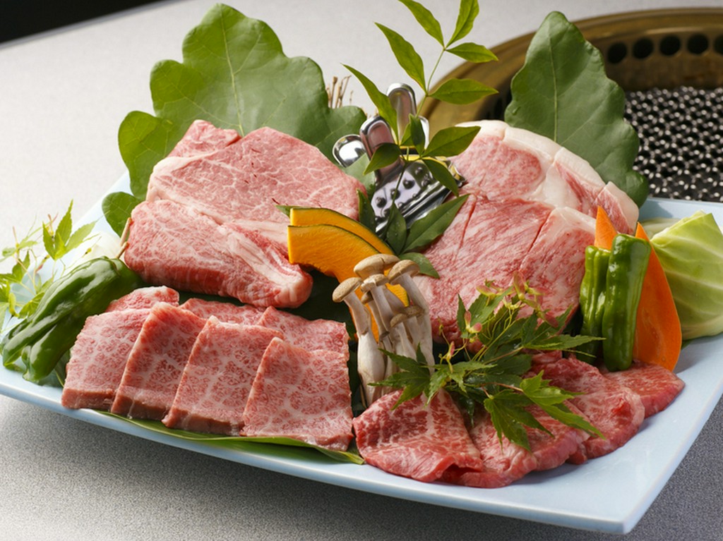 特に厳選された山形牛を盛り合わせでいただく！　『山形牛極盛』