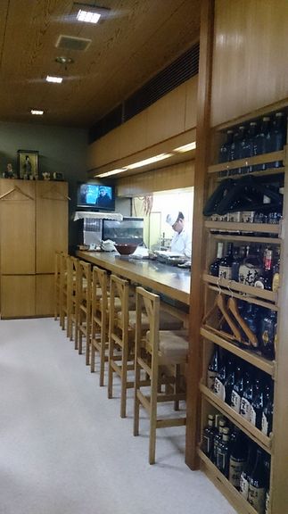 仕事帰りのサラリーマンや家族連れ、おひとりさまも楽しめる