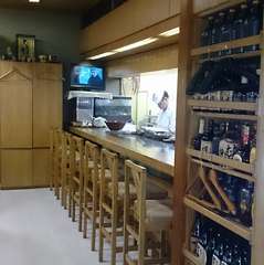 仕事帰りのサラリーマンや家族連れ、おひとりさまも楽しめる